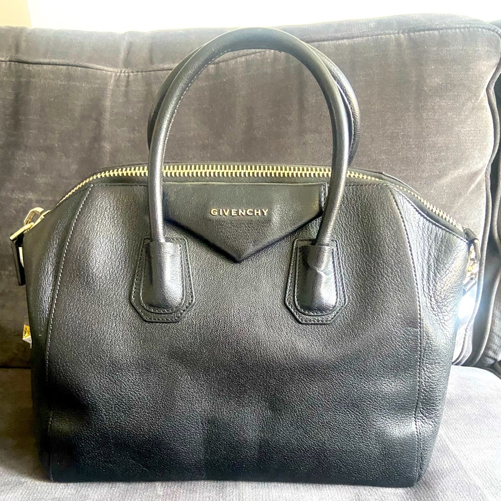 Givenchy Antigona in black
